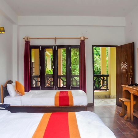 Hotel Chitwan Park Village Sauraha Buitenkant foto