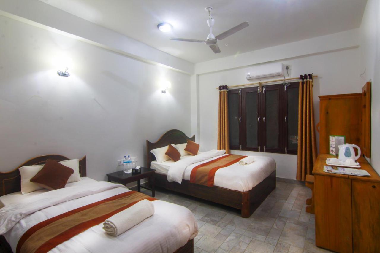 Hotel Chitwan Park Village Sauraha Buitenkant foto