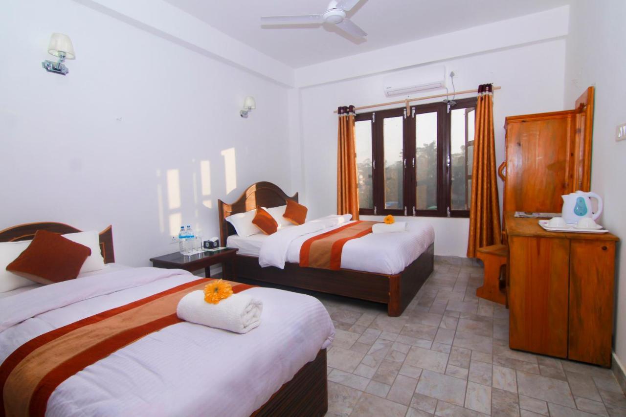 Hotel Chitwan Park Village Sauraha Buitenkant foto