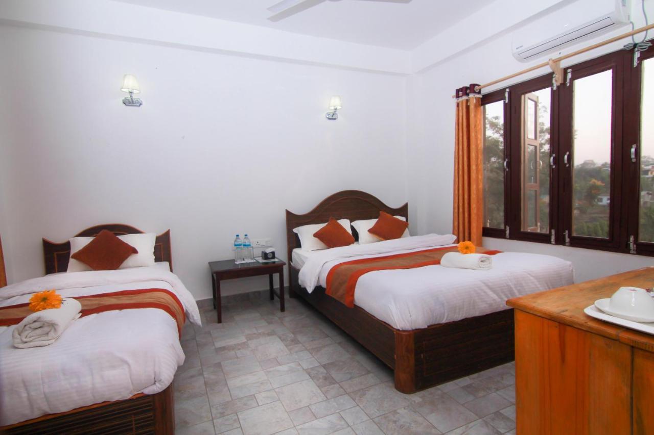 Hotel Chitwan Park Village Sauraha Buitenkant foto