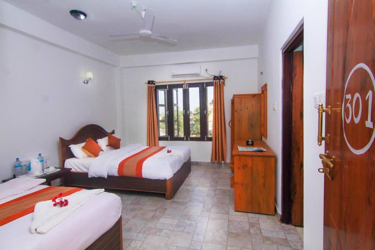 Hotel Chitwan Park Village Sauraha Buitenkant foto
