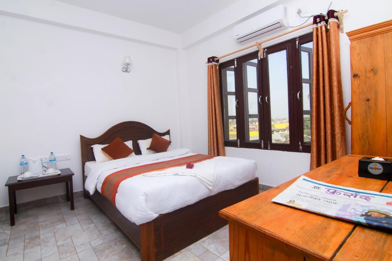 Hotel Chitwan Park Village Sauraha Buitenkant foto