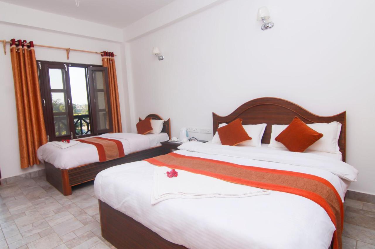 Hotel Chitwan Park Village Sauraha Buitenkant foto
