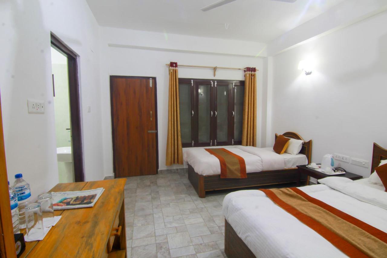 Hotel Chitwan Park Village Sauraha Buitenkant foto