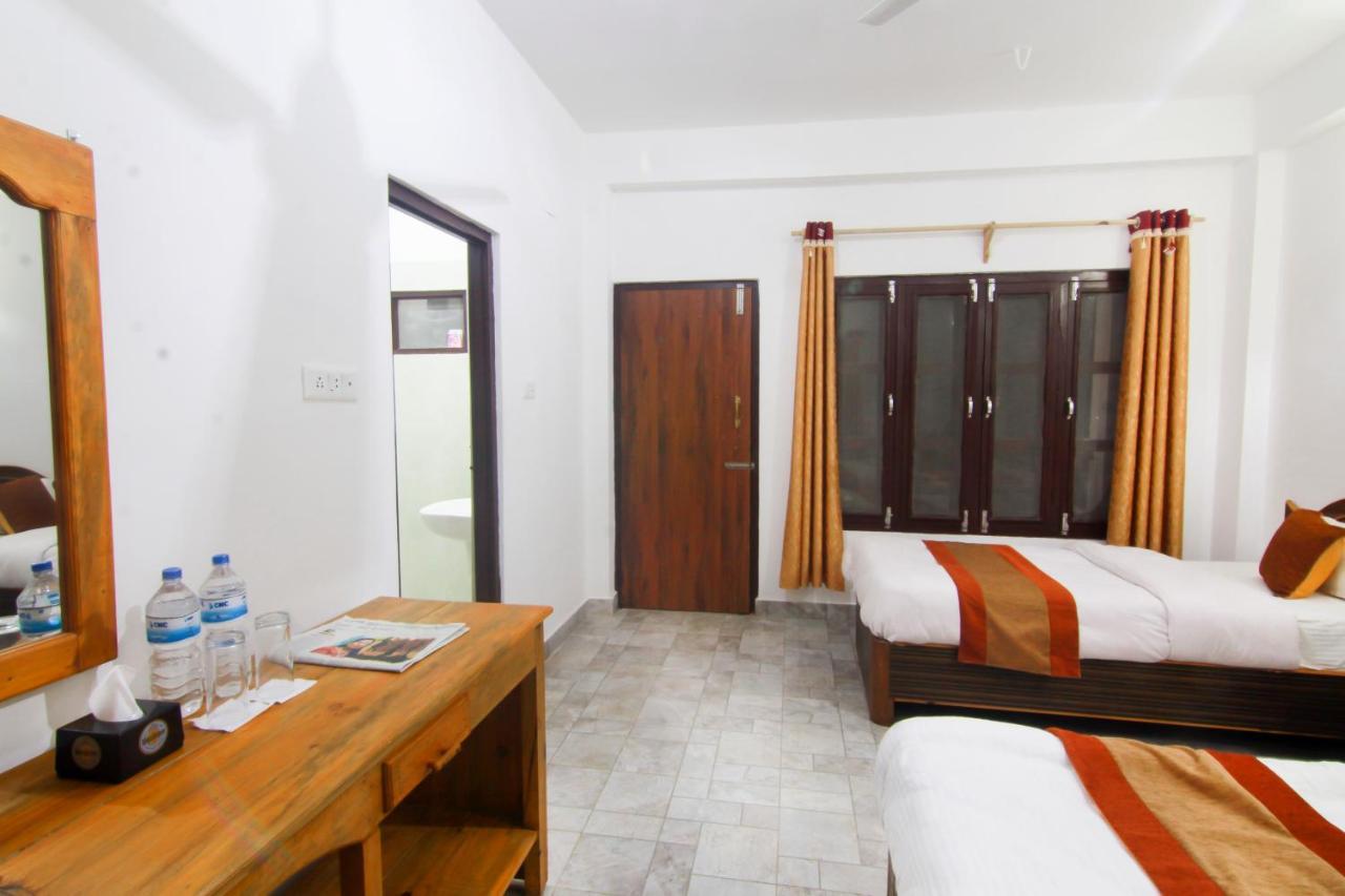 Hotel Chitwan Park Village Sauraha Buitenkant foto