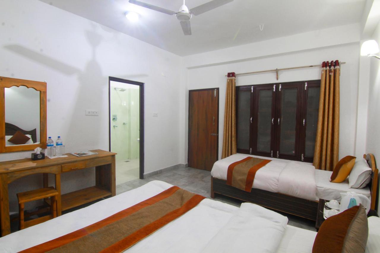 Hotel Chitwan Park Village Sauraha Buitenkant foto