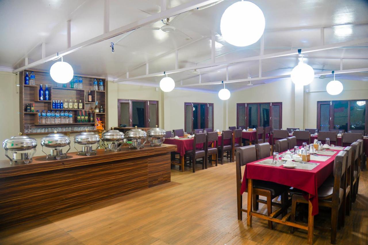 Hotel Chitwan Park Village Sauraha Buitenkant foto