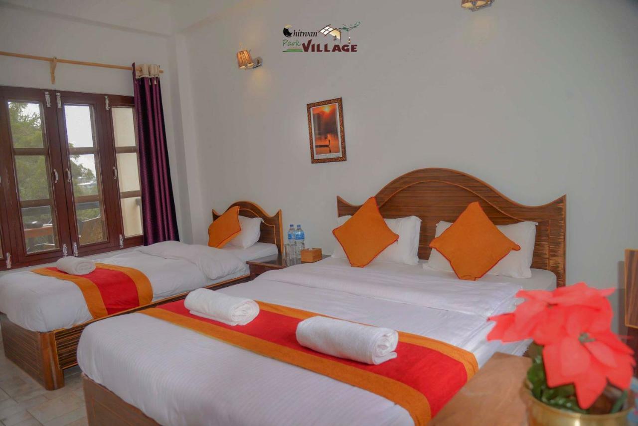 Hotel Chitwan Park Village Sauraha Buitenkant foto