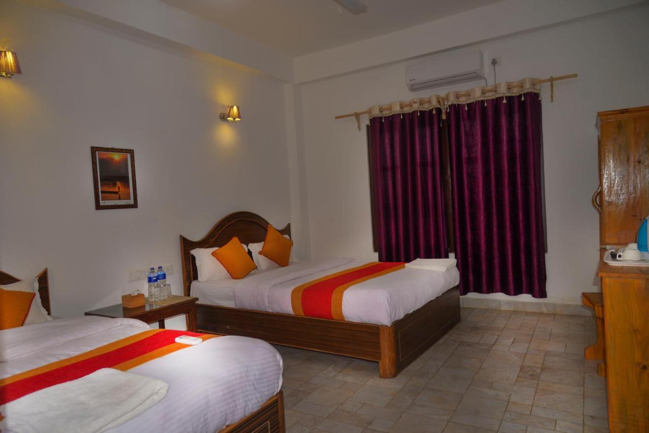 Hotel Chitwan Park Village Sauraha Buitenkant foto