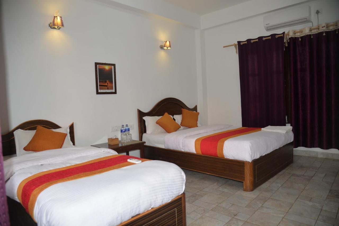 Hotel Chitwan Park Village Sauraha Buitenkant foto